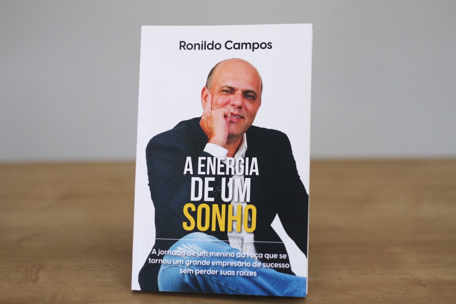 A obra "A Energia de um Sonho" trata-se de uma autobiografia de Ronildo Campos, na qual ele narra sua trajetória desde a infância simples na roça até se tornar um empresário de sucesso.