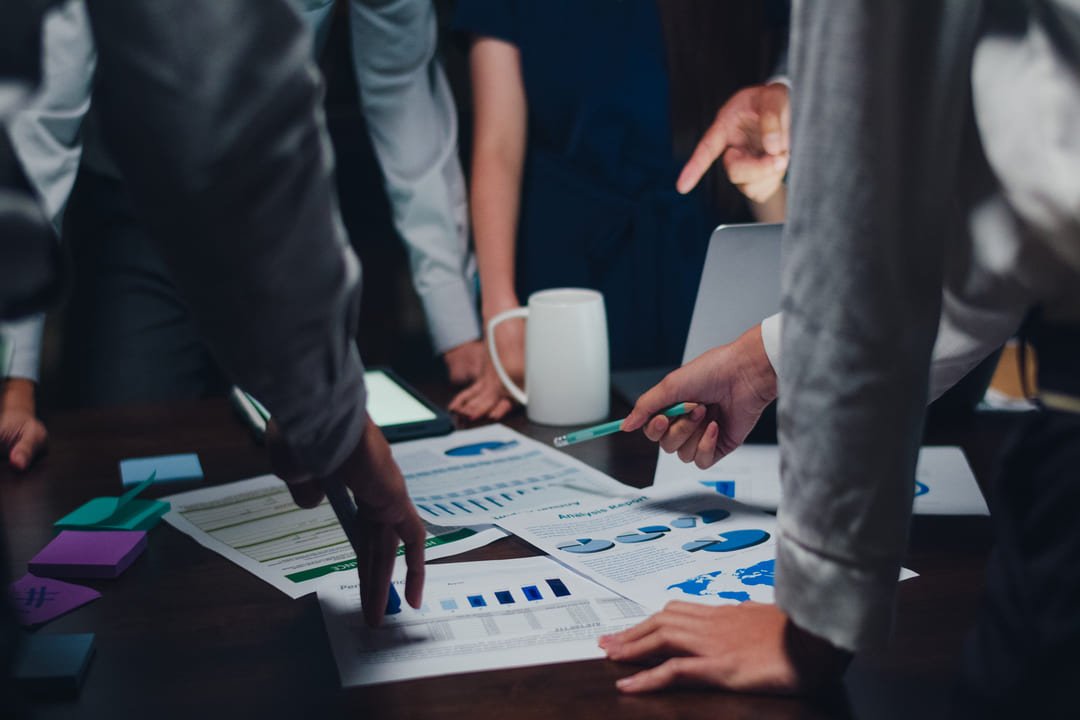 Empreendedorismo é um processo dinâmico e multifacetado que envolve: identificar oportunidades e desenvolver ideias.