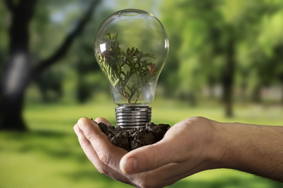 Energia renovável é aquela derivada de fontes que são reabastecidas de forma natural.