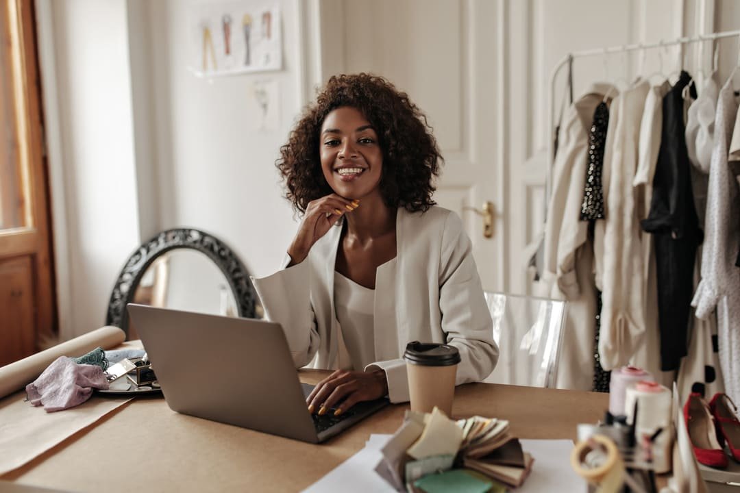 O empreendedorismo digital envolve a criação de novos negócios ou a transformação de empresas existentes para operar total ou parcialmente online.