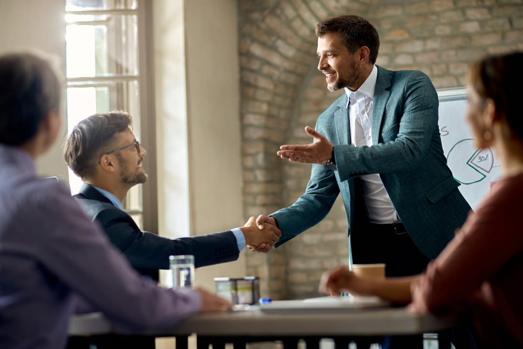 O feedback é uma ferramenta de comunicação em que o líder ou gestor faz comentários positivos ou negativos aos colaboradores.